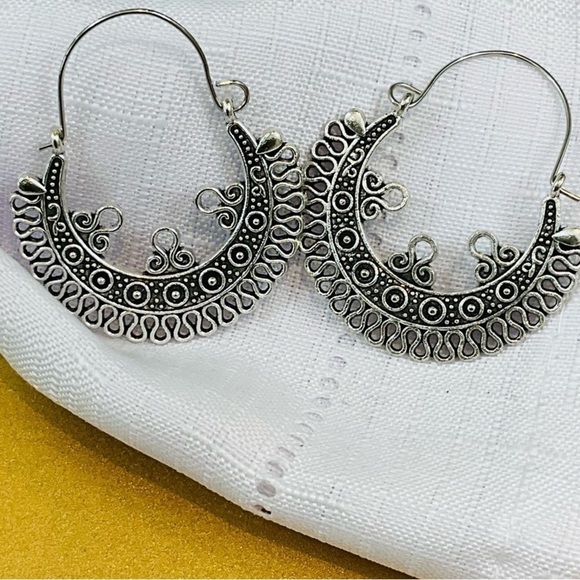 New Silver Tone Boho Ornately Detailed Beautiful Crescent Shaped Hoop Earrings - Picture 5 of 8